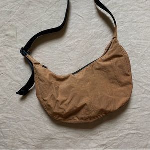 baggu medium crescent bag in pinto